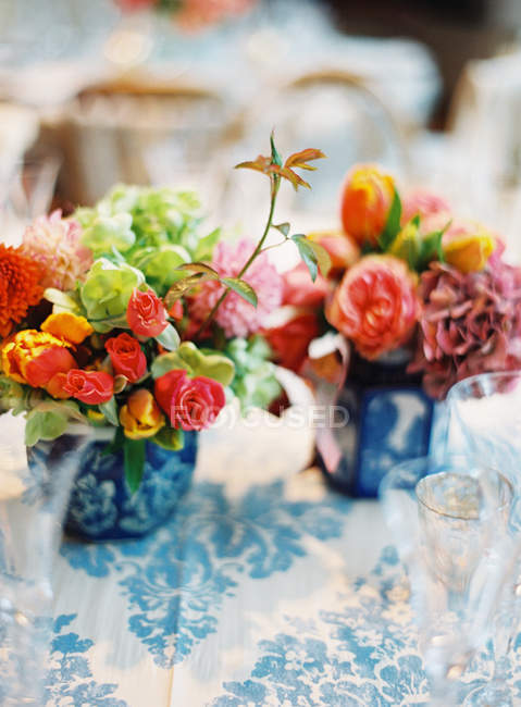 Сервировочный стол с цветами — стоковое фото