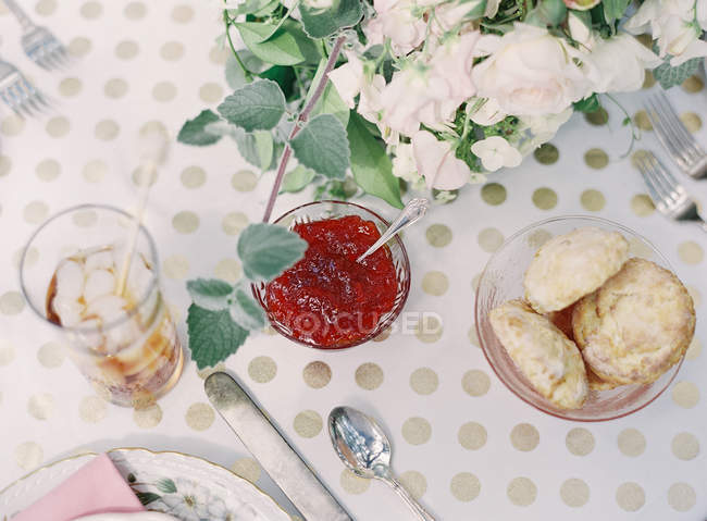 Mermelada y bollos en la mesa festiva conjunto - foto de stock