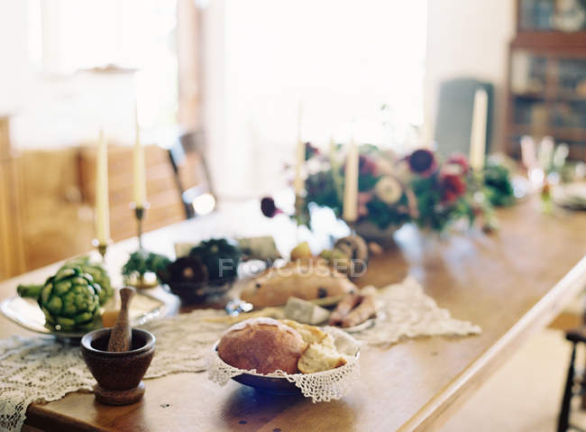 Cenário de mesa de jantar com alimentos orgânicos — Fotografia de Stock