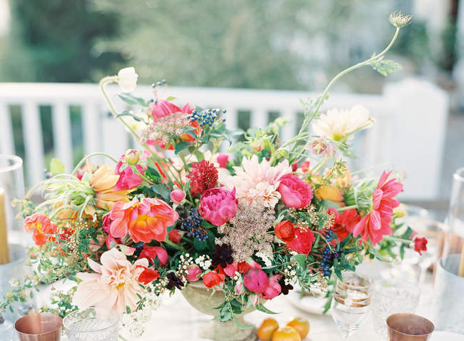 Arreglo floral en la mesa de ajuste - foto de stock