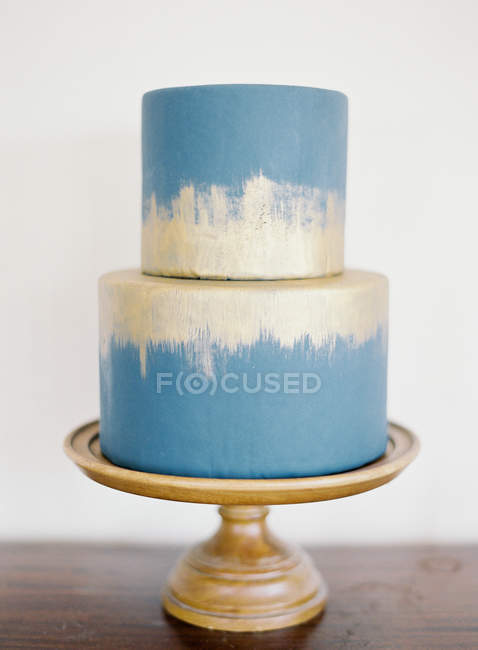 Украшенные голубой и серебряный свадебный торт — стоковое фото