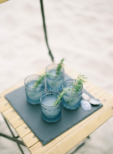 Appetitanregende Drinks mit Rosmarinblättern — Stockfoto