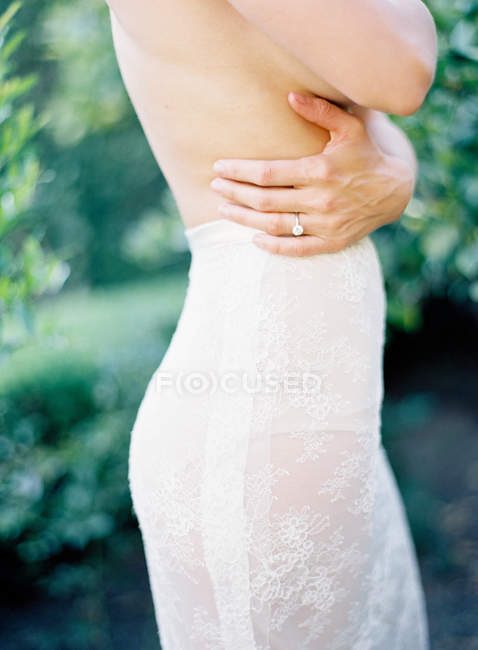 Топлесс женщина в свадебном платье — стоковое фото