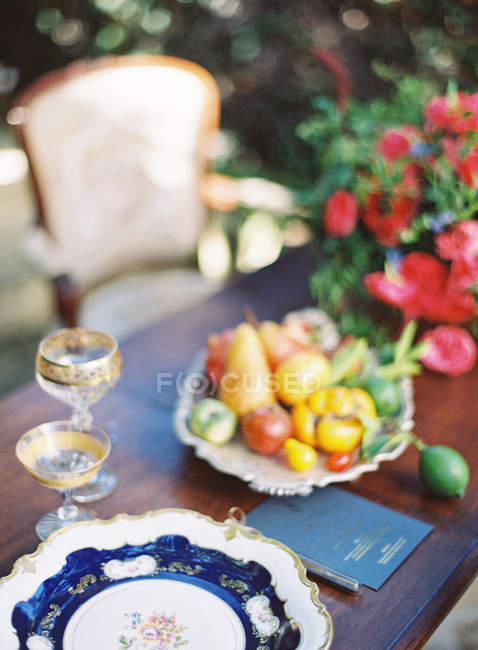 Frutas na tigela na mesa e interior — Fotografia de Stock