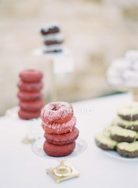 Donuts und Kuchen auf Tellern — Stockfoto