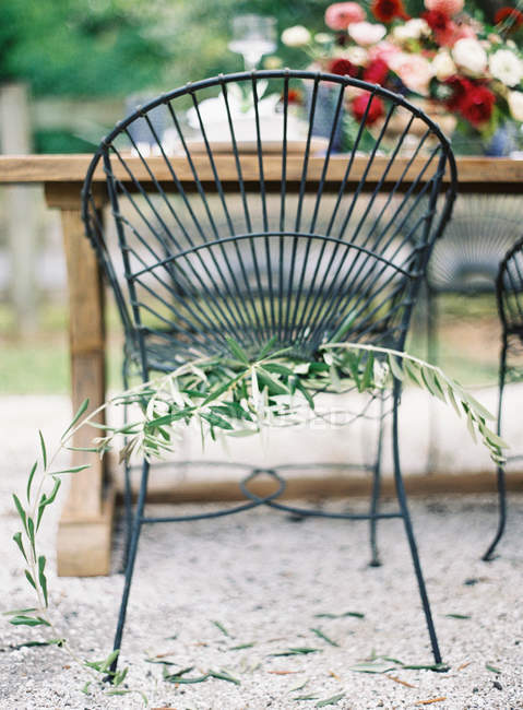 Tavolo e sedia decorati — Foto stock
