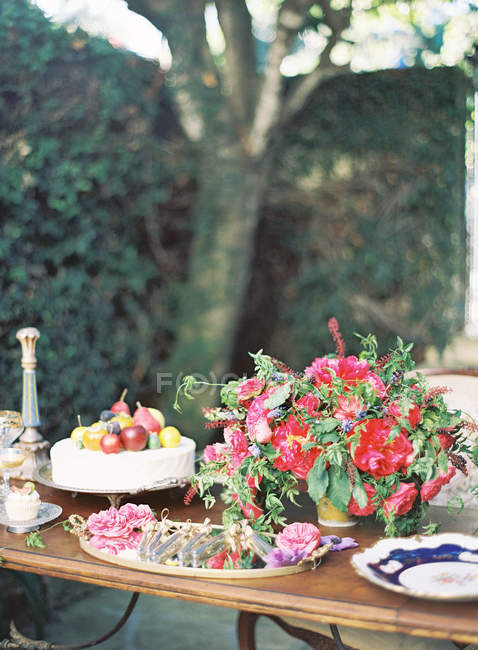 Ensemble table de fête avec gâteau — Photo de stock