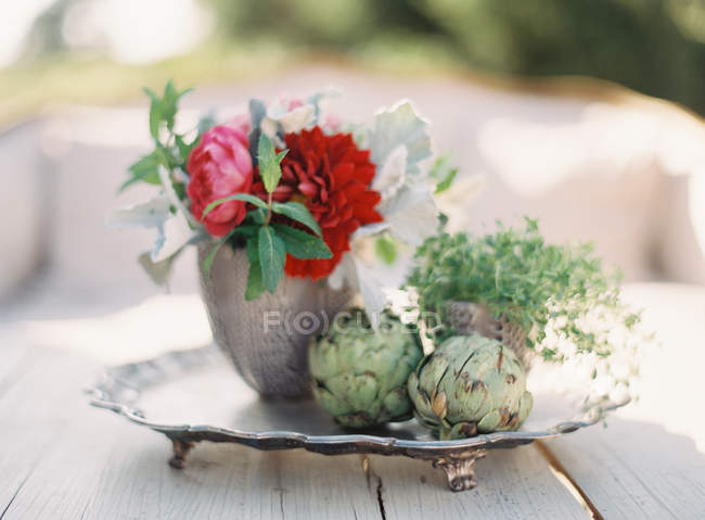 Blumenschmuck mit grünen Artischocken — Stockfoto