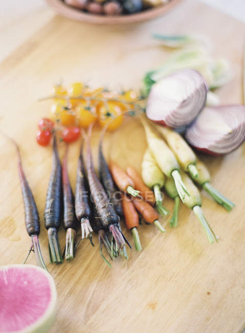 Zanahorias frescas coloridas - foto de stock