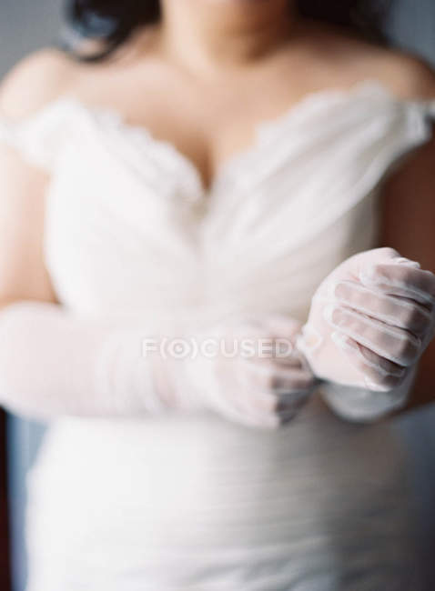 Braut befestigt Ohrringe — Stockfoto