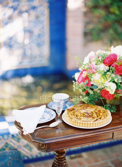Dinner table decorated with flowers — Stock Photo