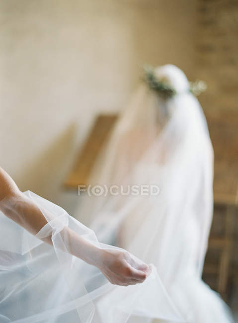 Mão feminina carregando véu — Fotografia de Stock