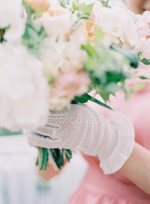 Donna che tiene bouquet — Foto stock