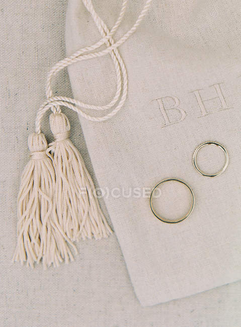 Обручальные кольца на маленькой декоративной сумке — стоковое фото
