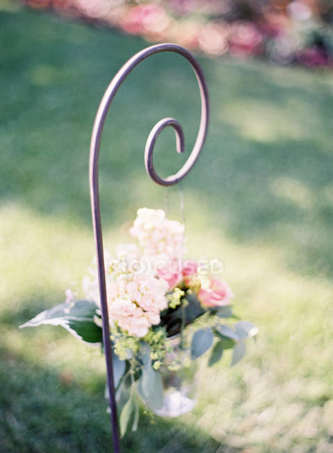 Vasos de flores penduradas na haste de metal — Fotografia de Stock