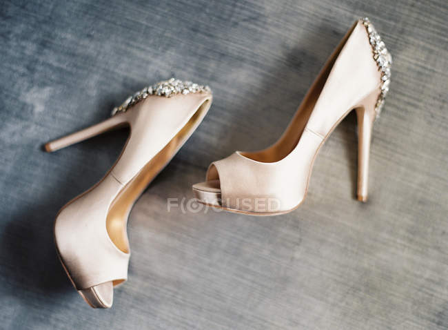 Bridal high-heeled shoes with gems — Stock Photo