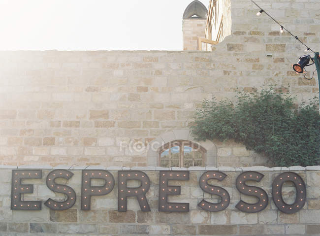 Эспрессо знак на стене здания — стоковое фото