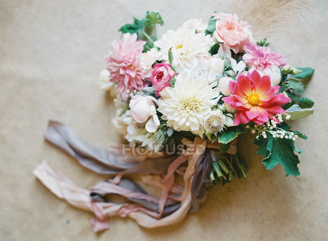 Bouquet da sposa con crisantemi — Foto stock