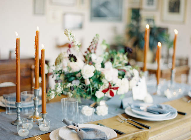 Blumenschmuck auf gedecktem Tisch — Stockfoto