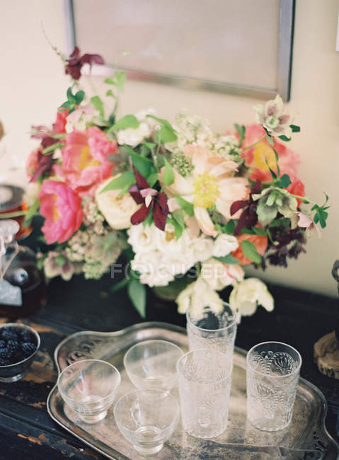 Vintage glasses with bouquet of flowers — Stock Photo
