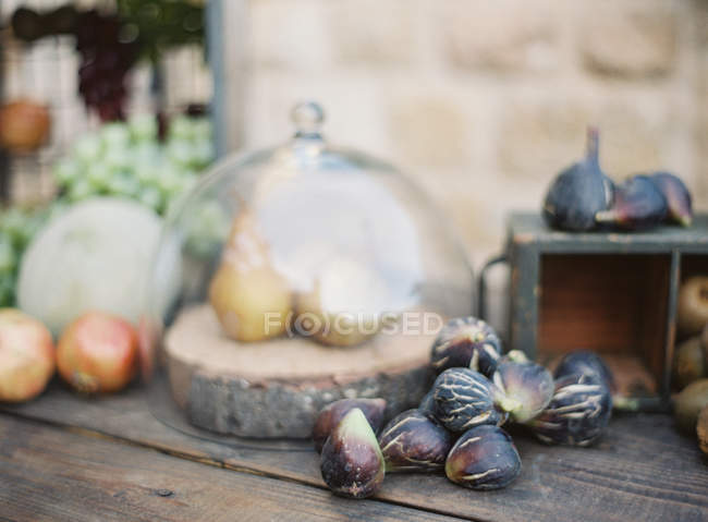 Obst und Gemüse auf Holztisch — Stockfoto