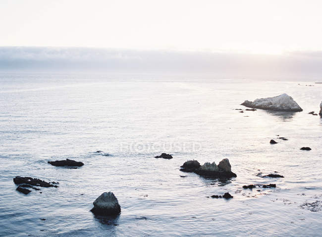 Rochas na linha costeira — Fotografia de Stock