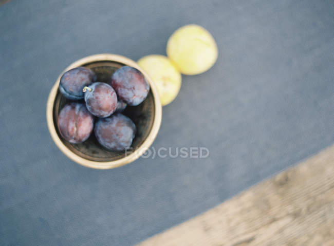 Ameixas maduras frescas na tigela — Fotografia de Stock