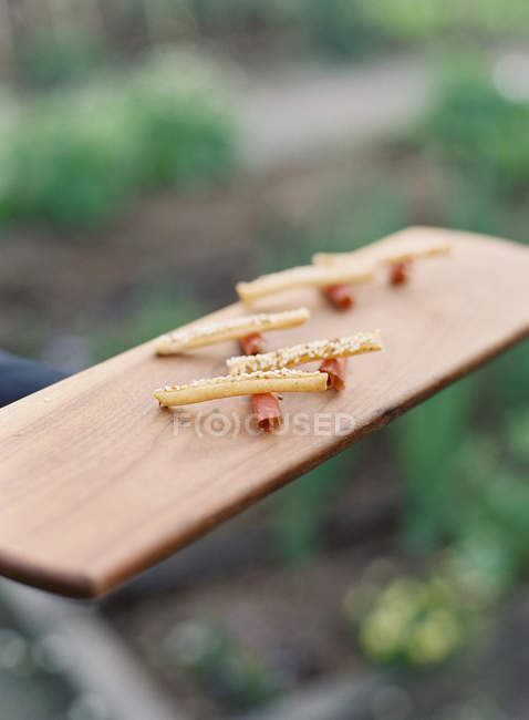 Asse di legno con antipasti — Foto stock