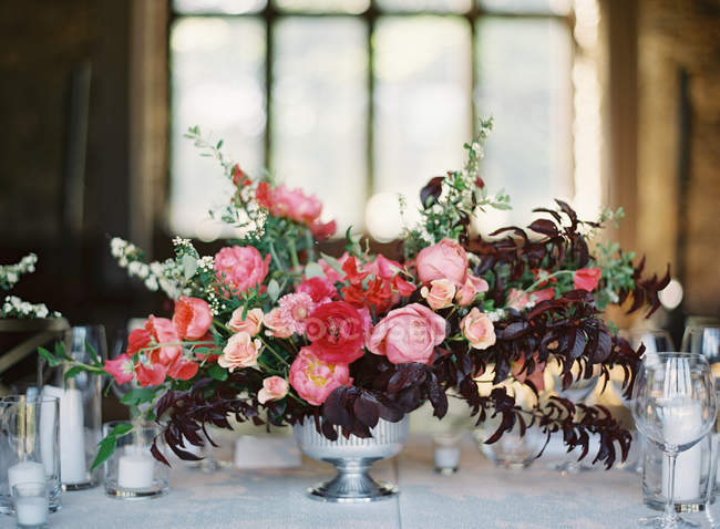 Bouquet de fleurs sur la table — Photo de stock