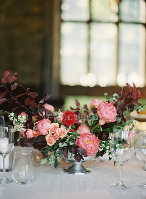 Ramo de flores en la mesa - foto de stock