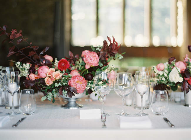 Встановлення столу, прикрашеного квітами — стокове фото