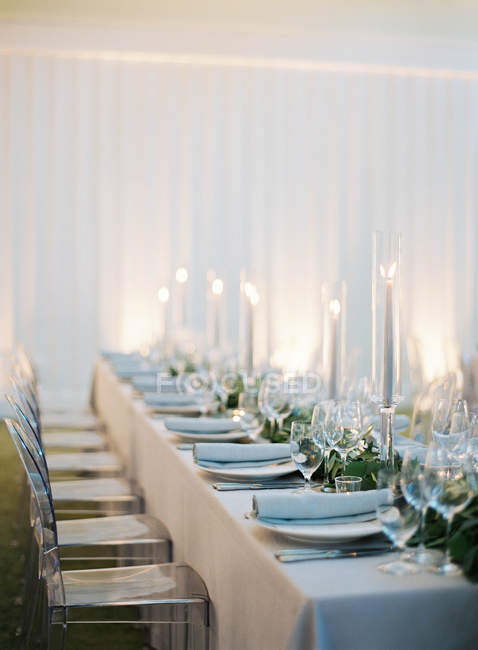 Свадебный стол со свечами — стоковое фото
