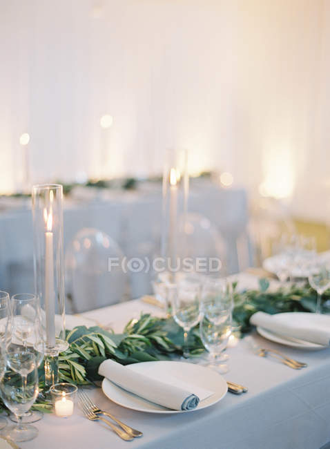 Mesa de boda con velas - foto de stock