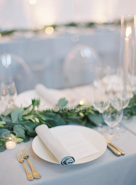 Wedding table setting with floral decoration — Stock Photo