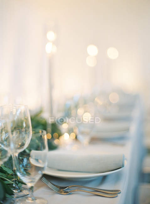 Настройка свадебного стола — стоковое фото