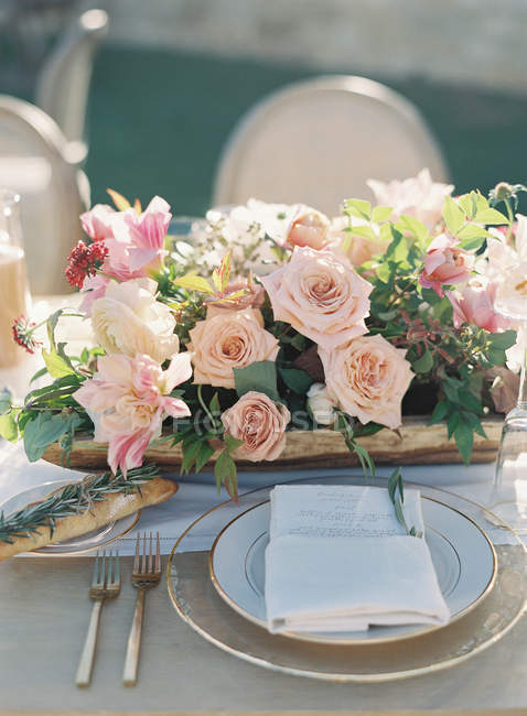 Table de mise en scène décorée de fleurs — Photo de stock