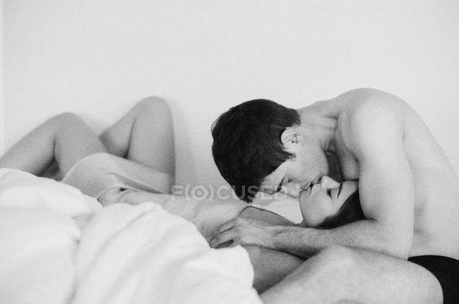 Чоловік тримає і цілує жінку — стокове фото