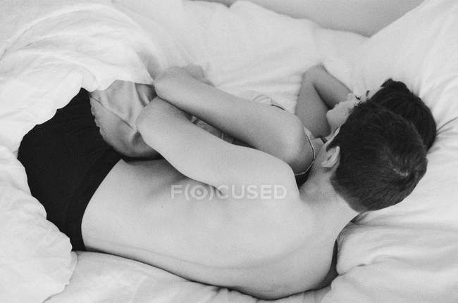 Jovem casal abraçando enquanto dorme — Fotografia de Stock