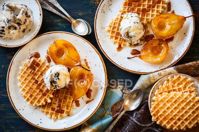 Pere caramellate con gelato — Foto stock