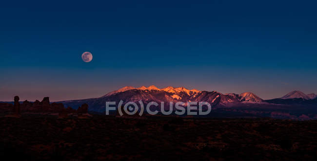 Vollmond steigt über dem Sal-Gebirge im Nationalpark — Stockfoto