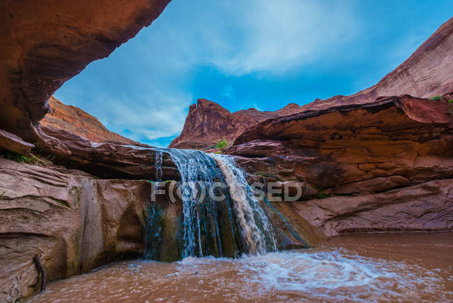 USA, Utah, Escalante Wilderness. Waterfall in Coyote Gulch — Stock Photo