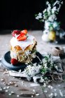 Bolo com morangos e decoração de flores — Fotografia de Stock