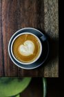 Cappuccino com coração na mesa — Fotografia de Stock