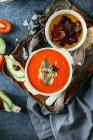 Томатный суп с листьями базилика — стоковое фото
