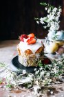 Торт з полуницею і прикрасою квітів — стокове фото