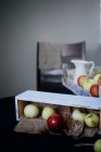 Manzanas frescas de jardín en la mesa - foto de stock