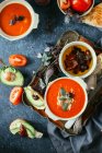 Sopa de tomate con hojas de albahaca - foto de stock