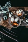 Круассаны с вареньем на тарелке — стоковое фото