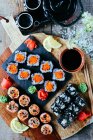 Piatto di rotoli di sushi affrescati — Foto stock