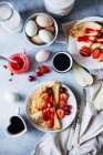 Leckere Pfannkuchen mit Erdbeeren — Stockfoto